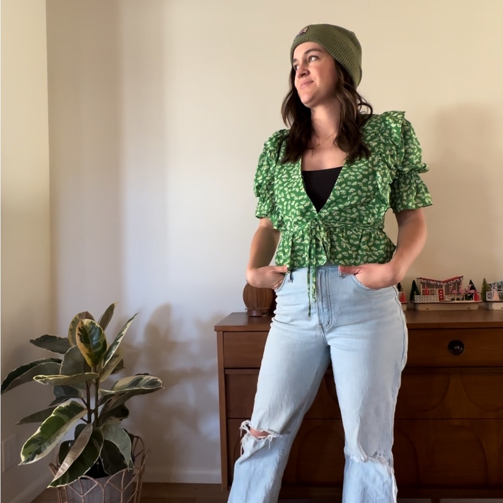 Green flowy tie blouse with white daisies